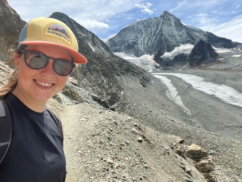 Nina von Eurotrek geniesst das Alpenpanorama auf ihrer Studienreise.