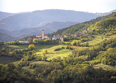 Ein kleines Dorf in Piemont zwischen Bergen.