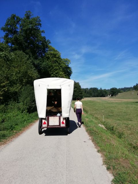 Planwagen von hinten im Jura auf der Eurotrektour.