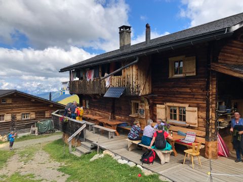Das Restaurant Alpenrose in einem alten Holzhaus auf der Alp Medergen. 