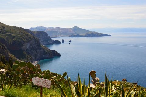 Die Liparischen Inseln sind ein Juwel im Mittelmeer, gelegen vor der nördlichen Küste Siziliens.