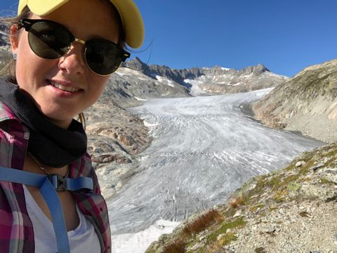 Nina steht vor einem Gletscher auf ihrer Wanderung auf dem 4-Quellenweg.