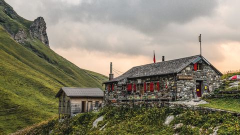 Situation spectaculaire de la cabane Rotstock, une maison en pierre sur le Bärentrek