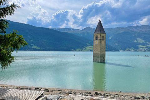 Der versunkene Kirchturm im Reschensee