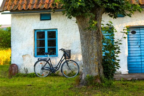 Fahrrad lehnt am Haus