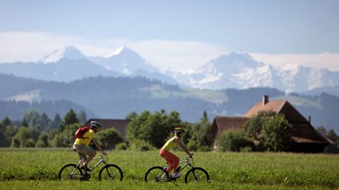 Cyclist with the Eiger, Mönch and Jungfrau in the background. Aare route. Cycling holidays with Eurotrek.