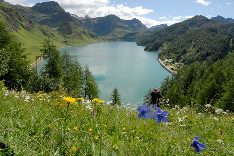 Blick auf den Speichersee Lago Ritom im Kanton Tessin. Alpenpässe-Weg. Aktivferien mit Eurotrek.