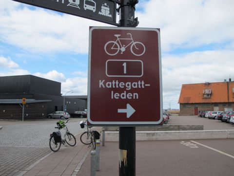 Ein Wegweiser weist den Weg des Velowegs Kattegatleden entlang der Westküste Schwedens.
