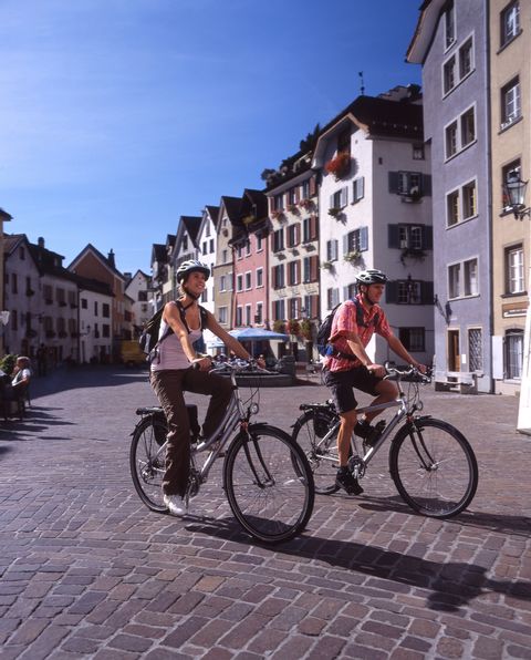 Un couple traverse Coire à vélo.