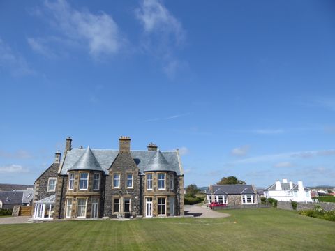 Schönes Haus mit Garten. Küstenwandern Schottland. Wanderferien mit Eurotrek.