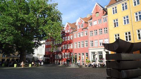 Platz umgeben von Bäumen und Häuschen in Kopenhagen.