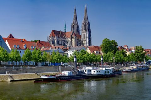Schiff auf der Donau in Regensburg