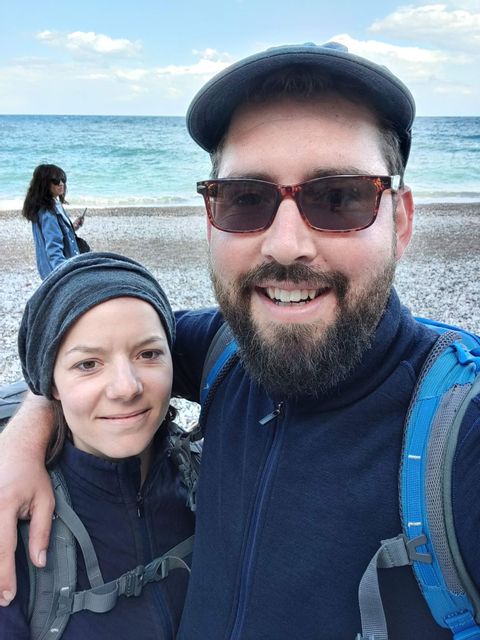 Selfie von Mann und Frau vor blauem Meer 