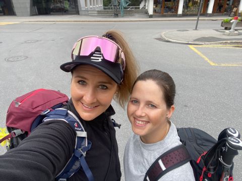 Ein Selfie von Nina und ihrer Kollegin wie sie bereit sind, um in ihre Wanderung zu starten. 