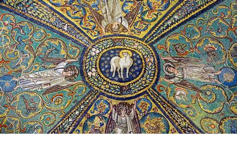 Mosaik in der Basilika San Vitale mit vielen heiligen Menschen im Mosaik.
