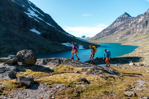 Drei Wanderer wandern durchs Svartdalen Valley in Norwegen. 