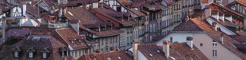 Ein Bild der Stadt Bern aus der Vogelperspektive. Verschiedene Dächer von alten Häusern die aneinader gebaut sind.