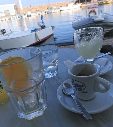Tassen und Gläser stehen auf einem Tisch am Ufer von Sizilien.