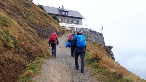 Drei Wanderer beim Aufstieg zum Hotel & Restaurant Belvedere.