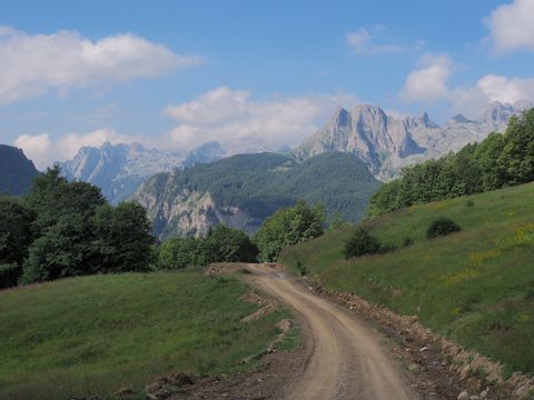 Wanderweg bei Cerem mit Bergpanorama im Hintergrund.