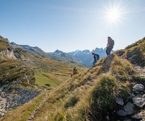 Des randonneurs descendent une petite pente dans les montagnes sur le sentier d'altitude d'Obwald.