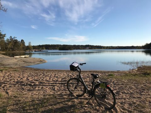 Unberührte Natur und viele Seen erlebte Dana während dem Inselhüpfen in Schweden mit dem Velo.