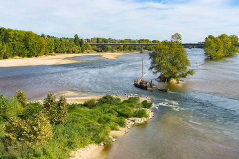 Man sieht auf die Sandbänke des letzten Wildflusses Europas, der Loire. 