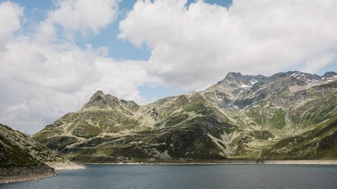 Bergsee in Splunga mit Panorama
