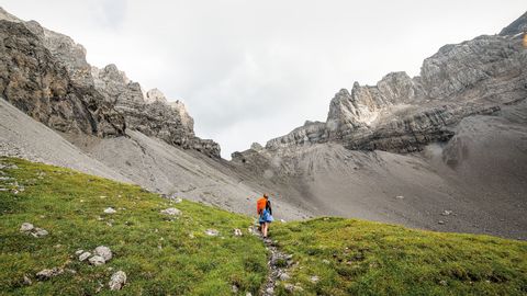 Abstieg zur Bonderalp von der Bunderchrinde. Via Alpina. Wanderferien mit Eurotrek.