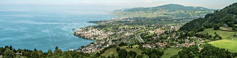 Bild aus der Vogelperspektive zeigt Montreux am Genfersee. 