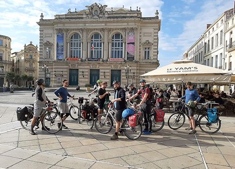 Eine Gruppe Radfahrer bereitet sich. auf die Abfahrt in Montpellier vor.