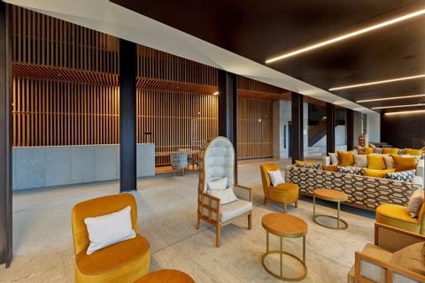 Moderne Lounge im Neya Porto Hotel