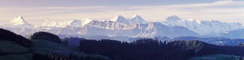 Die Emmentaler Alpen. Aussicht auf die Bergkette im Emmental. 