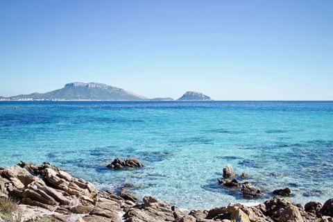 Kristallklares Wasser an der Küste auf Sardinien mit Blick auf das offene Meer.