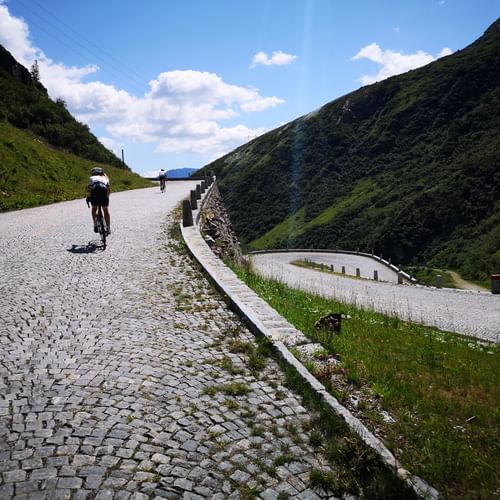 Zwei Rennradfahrer auf der Gotthardpassstrasse nach Oberwallis