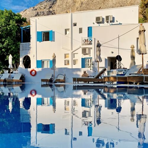 Aussenansicht auf das Hotel Matina mit Pool
