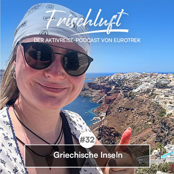 Frau mit Sonnenbrille und Bandana mit Blick auf Santorinis Caldera und weiße Gebäude. Text: 'Frischluft - Der Aktivreise-Podcast von Eurotrek'.