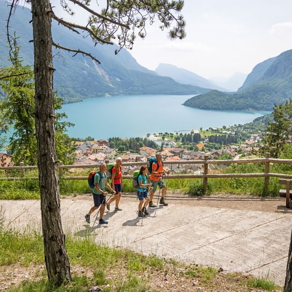 Wanderer am Molvenosee