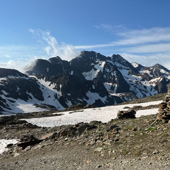 Mehrere Steinhaufen markieren den Weg im Hochgebirge