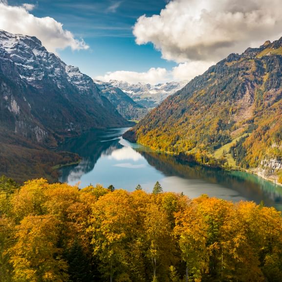 Klöntalersee im Herbstlicht.