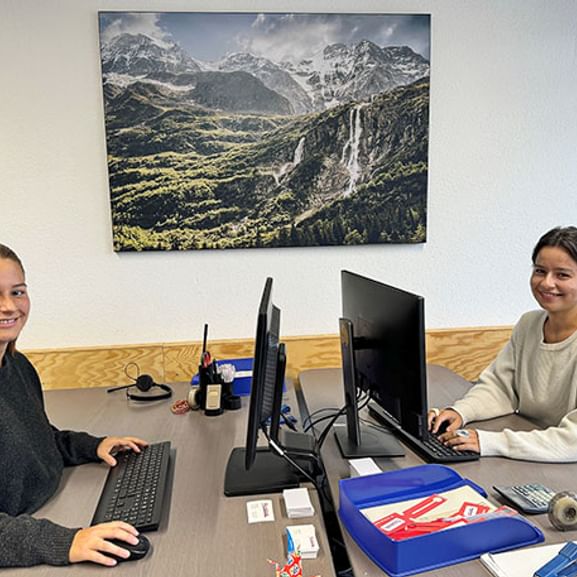 Luvi und Elina arbeiten im Büro von Eurotrek am Schreibtisch.