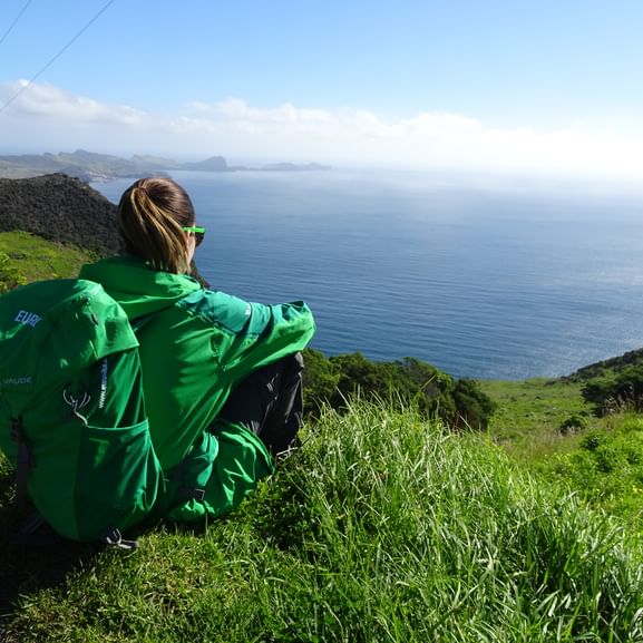 Wanderin genießt die Aussicht auf Madeira