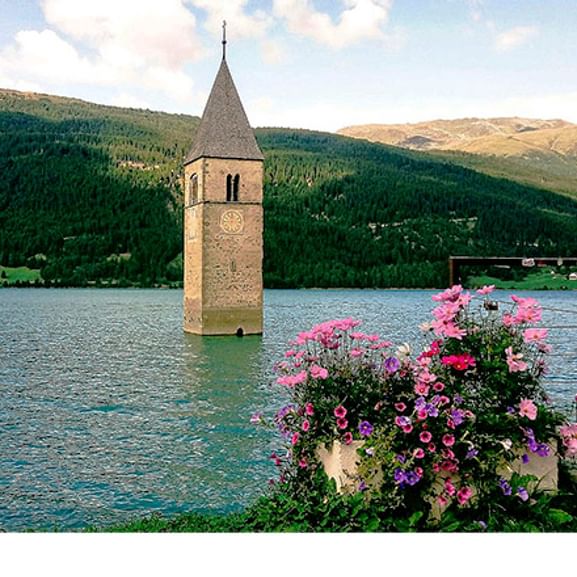 Im Reschensee hat es ein Kirchturm, der von Wasser umgeben ist. Auf der Reschensee-Meran Wanderung kommt man daran vorbei.