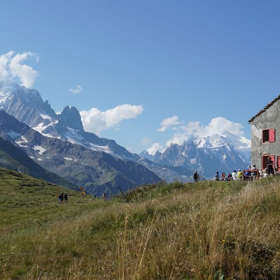 Wanderer rasten an einem Berghaus