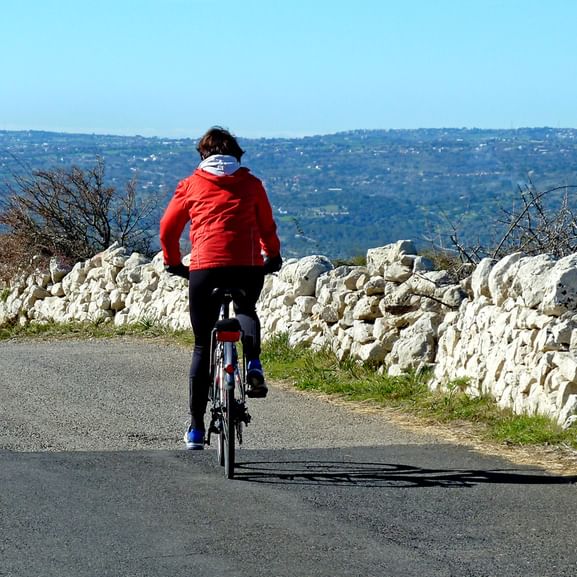 Radfahrerin in Sizilien