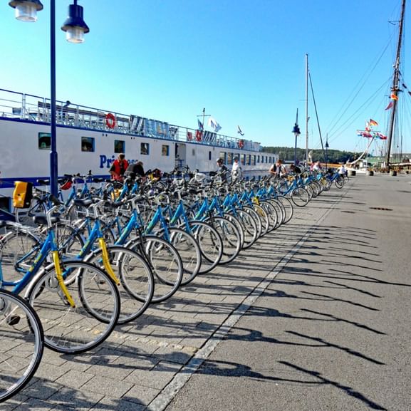 Viele Fahrräder stehen vor dem Schiff.