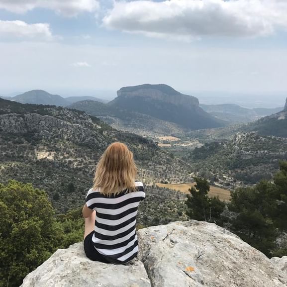 Eine Frau geniesst den Ausblick über die Insel Mallorca auf ihrer Wandertour von Eurotrek durch Mallorca.