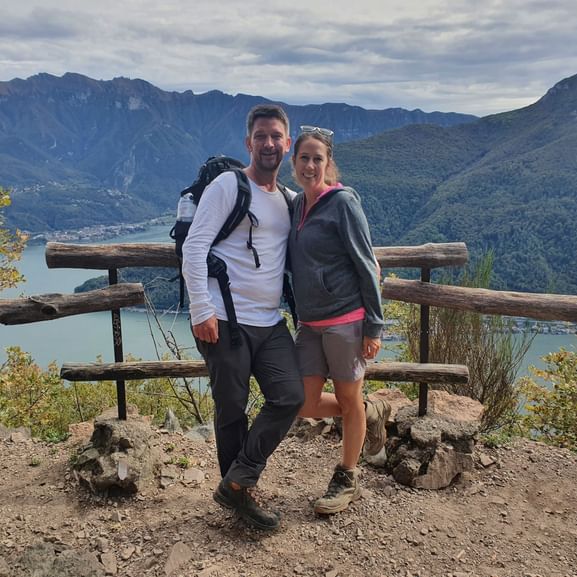 Eurotrek Mitarbeiterin Romaine mit Ihrem Partner vor dem Lago di Lugano.