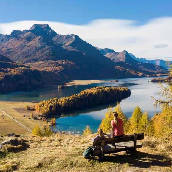 Wohlverdiente Pause auf einer Bank mit Aussicht auf den Silsersee.