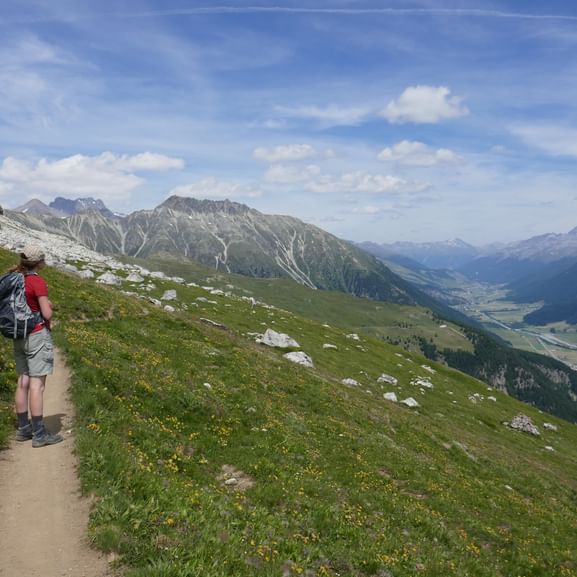 Wanderer bestaunt den Blick ins Tal bei einer Bergwanderung.